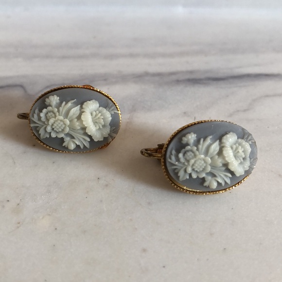 Vintage cameo earrings signed - Picture 7 of 9
